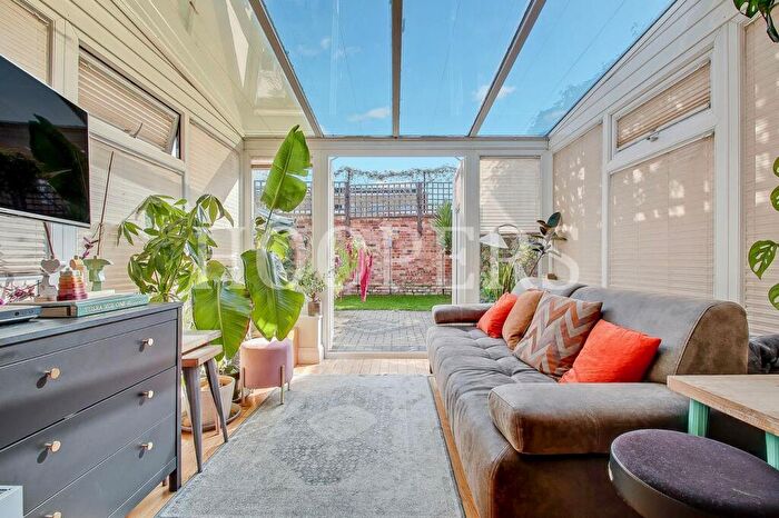 2 Bedroom Flat For Sale In Belton Road, London, NW2