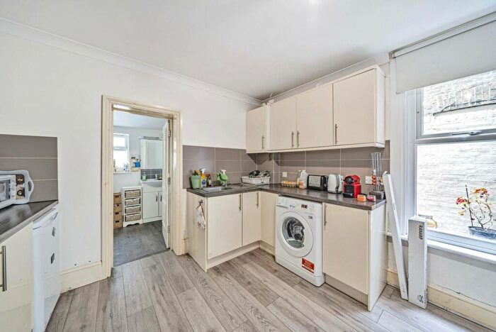 2 Bedroom Flat To Rent In Valmar Road, Camberwell, SE5