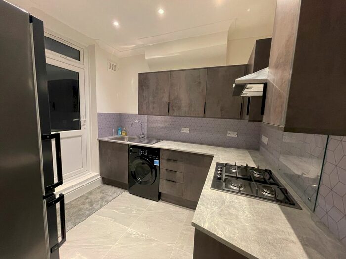 2 Bedroom Flat To Rent In Clarendon Gardens, Ilford Essex IG1