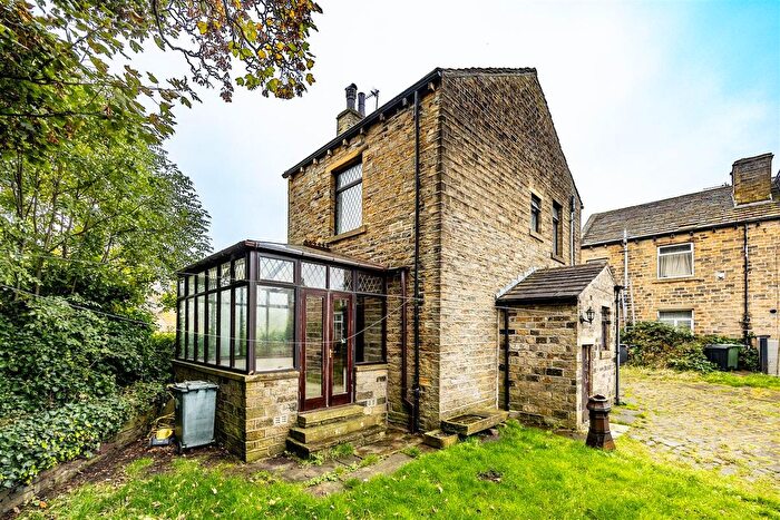 3 Bedroom Detached House For Sale In Halifax Road, Birchencliffe, Huddersfield, HD3