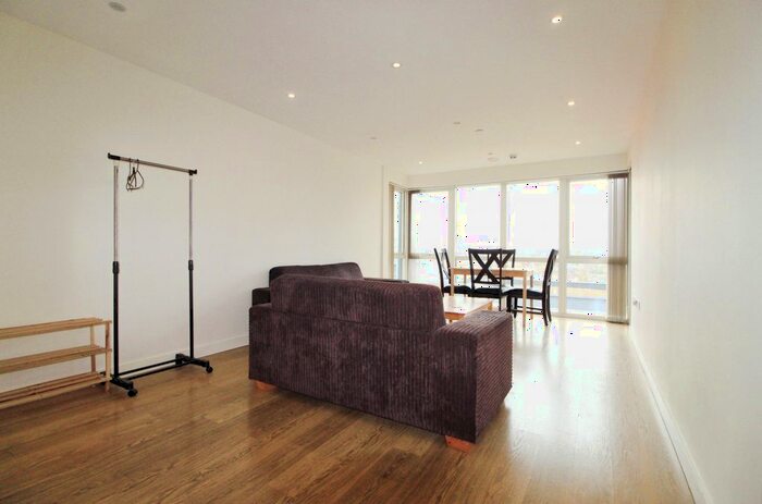 2 Bedroom Flat To Rent In Lexington Apartments, Railway Terrace, Slough, SL2