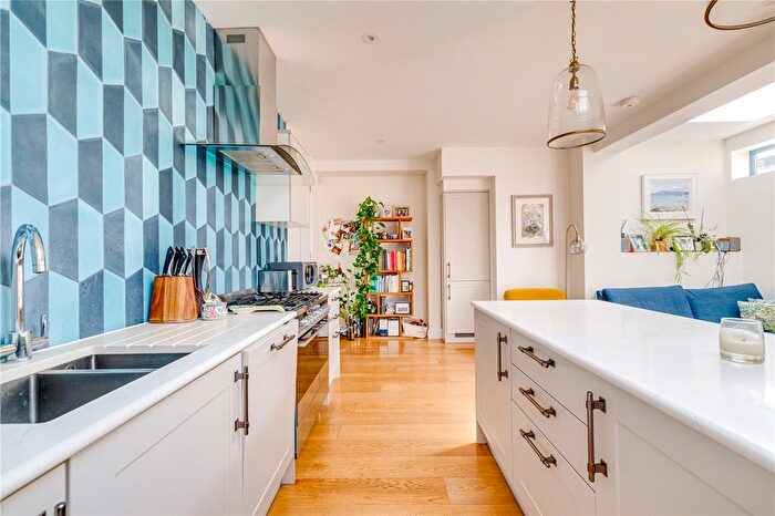 3 Bedroom Flat To Rent In Kenyon Street, London, SW6