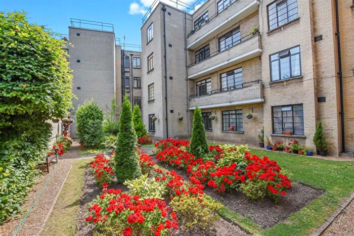 2 Bedroom Apartment To Rent In North Hill, Highgate, N6