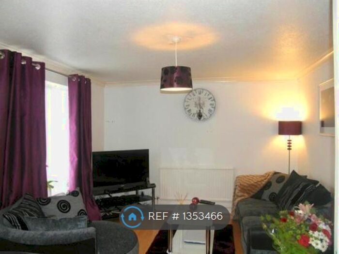 3 Bedroom Flat To Rent In Farm House Close, Broxbourne, EN10