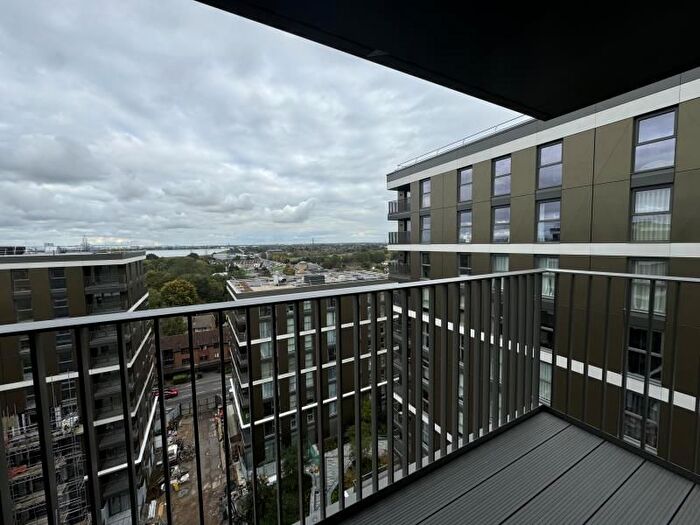 2 Bedroom Flat To Rent In Eden Grove, Staines, TW18