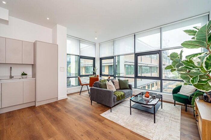 2 Bedroom Flat To Rent In The Causeway, Staines, TW18