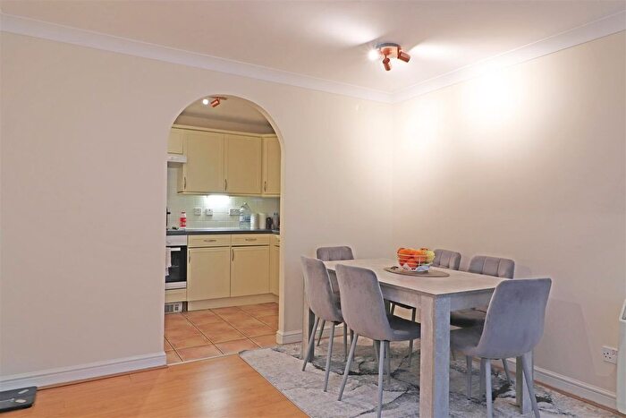 2 Bedroom Flat For Sale In Chapel Road, Redhill, RH1