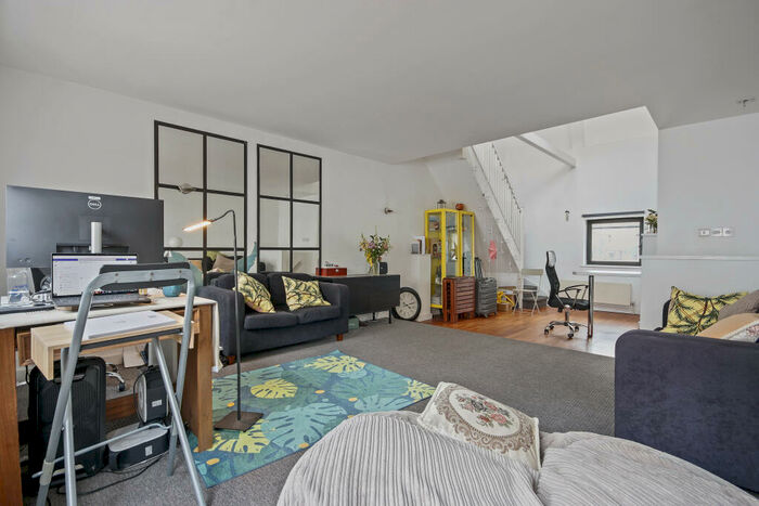 3 Bedroom Apartment To Rent In Hutchings Wharf, Canary Wharf, E14