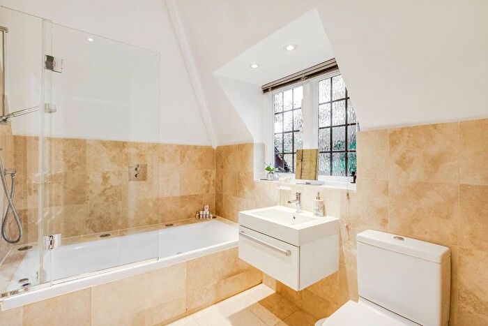 4 Bedroom Property To Rent In Raeburn Close, Hampstead Garden Suburb, NW11