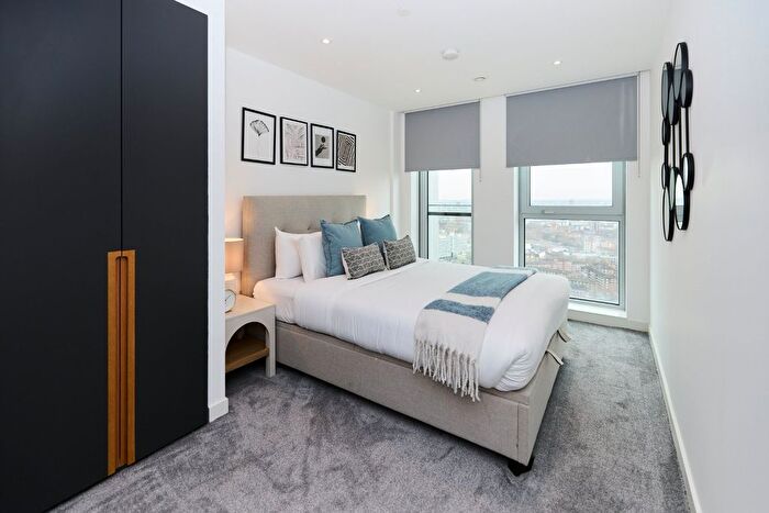 3 Bedroom Flat To Rent In Southwark Bridge Road, Borough, SE1