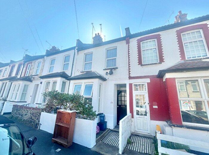 1 Bedroom Apartment To Rent In Tintern Avenue, Westcliff-on-Sea, Essex, SS0