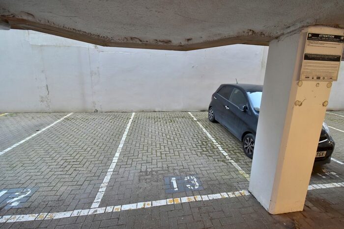 Garage / Parking To Rent In Russell Mews, Brighton, BN1