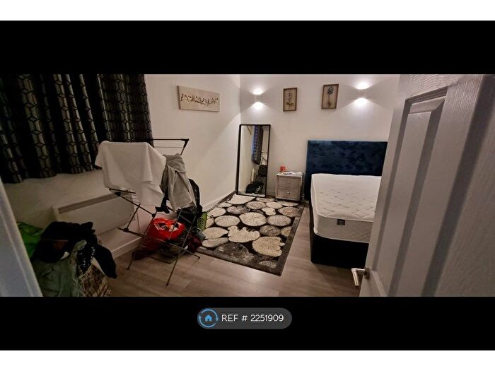 1 Bedroom Flat To Rent In Hampton Court, Cradley Heath Birmingham, B64