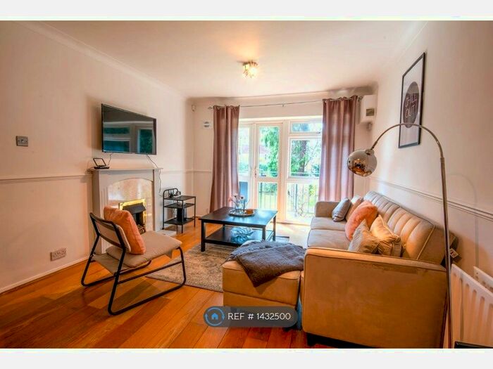 2 Bedroom Flat To Rent In Richmond Court, Kingston Upon Thames, KT2