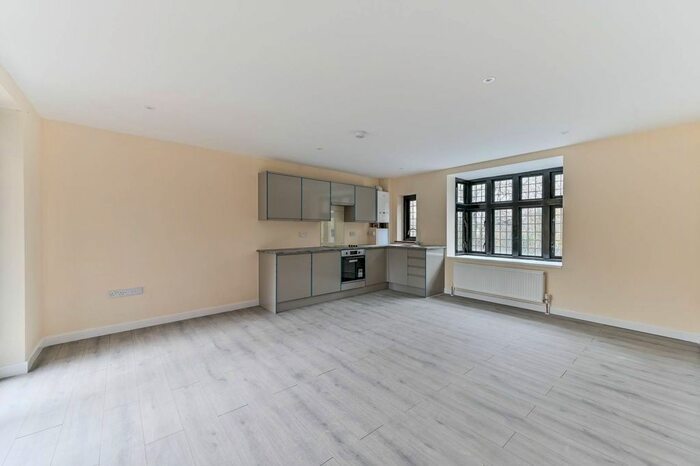 2 Bedroom Flat To Rent In Station Approach Road, Sutton, Tadworth, KT20