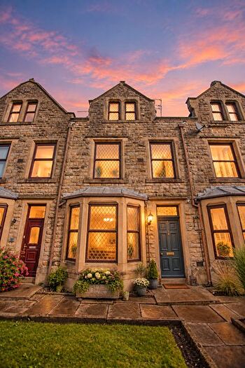 4 Bedroom Terraced House For Sale In Glen Royd, Rochdale, OL12