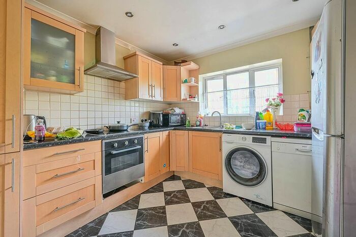 3 Bedroom Flat To Rent In Boston Manor Road, Brentford, TW8