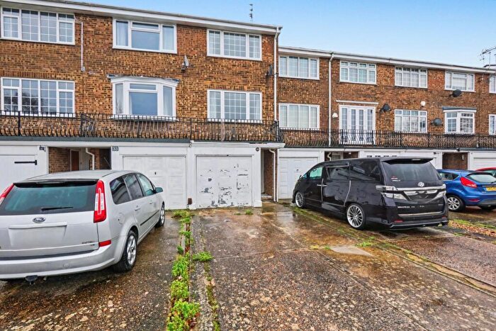 3 Bedroom Town House For Sale In Tilbury Road, Rainham, ME8