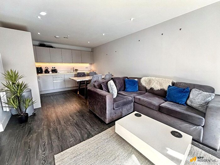 2 Bedroom Flat To Rent In Hallmark Tower, Cheetham Hill Road, Manchester, M4