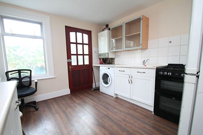 3 Bedroom Flat To Rent In Beechfield Road, London, SE6