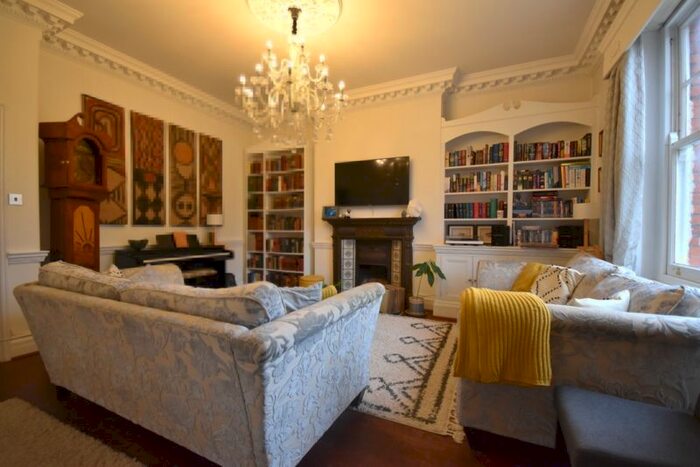 2 Bedroom Flat To Rent In Wexford Road, Wandsworth Common, SW12