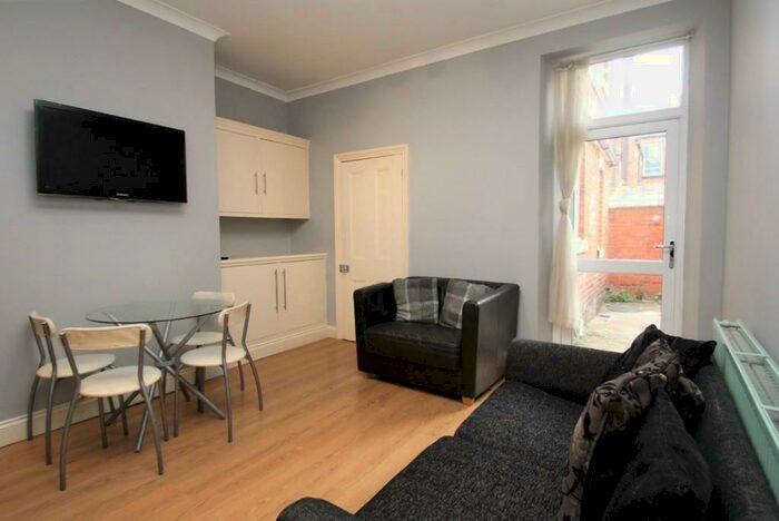 3 Bedroom Flat To Rent In (pppw) Thornleigh Road, Newcastle Upon Tyne, NE2