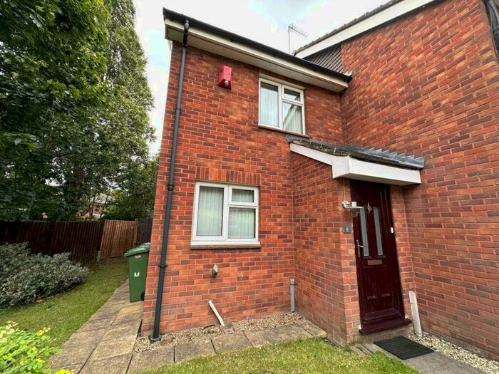 2 Bedroom House To Rent In Chamberlain Close, West Thamesmead, SE28