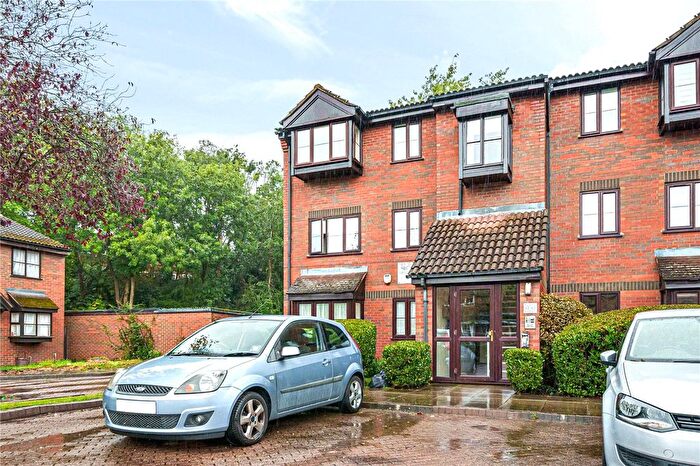 2 Bedroom Flat To Rent In Gladbeck Way, Enfield, EN2