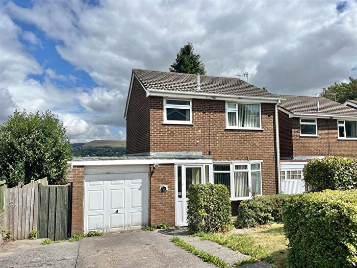 3 Bedroom Link Detached House For Sale In Pennine Road, Glossop, SK13