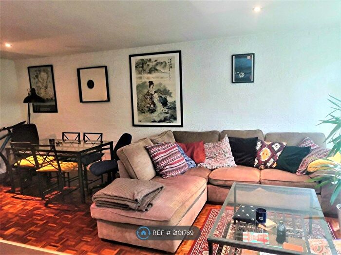 2 Bedroom Flat To Rent In Shaw Lane, Leeds, LS6