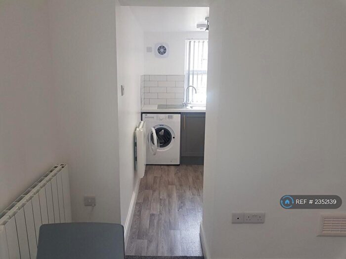 1 Bedroom Flat To Rent In Wood Road, Manchester, M16