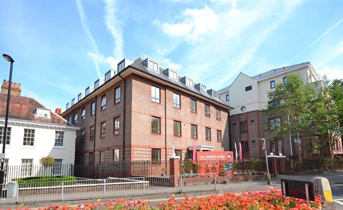 2 Bedroom Flat For Sale In South Street, Epsom, KT18
