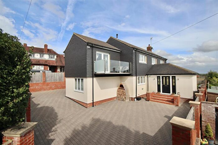 5 Bedroom Detached House For Sale In Beverley Grove, Drayton, PO6
