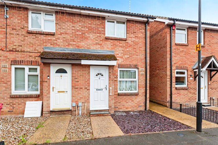 2 Bedroom End Of Terrace House For Sale In Frogmore Close, Slough, SL1