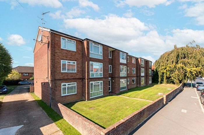 2 Bedroom Flat For Sale In Gander Green Lane, Sutton, SM1