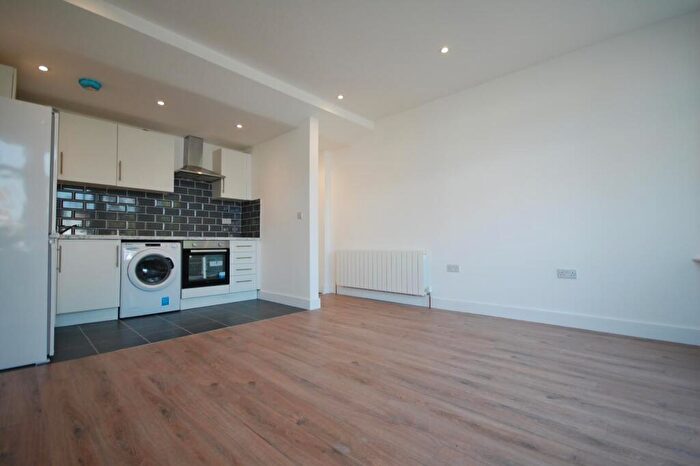2 Bedroom Flat To Rent In Cherryfield House, Green Lanes, Palmers Green, N13