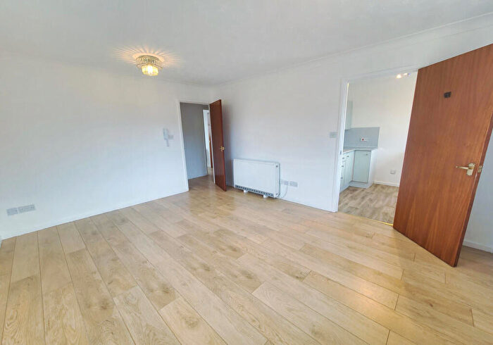 2 Bedroom Flat To Rent In Beaumont Road, Totton, SO40