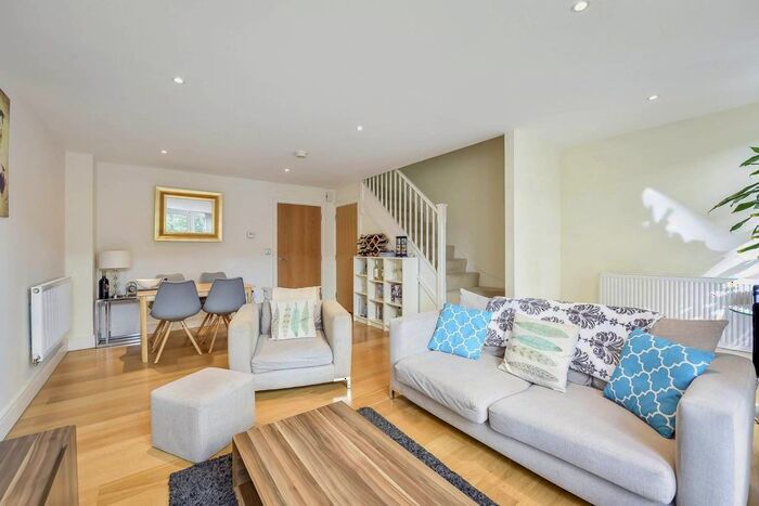 2 Bedroom Flat To Rent In Printers Road, Oval, London, SW9