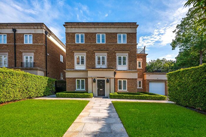 5 Bedroom Detached House For Sale In Willoughby Lane, Bromley, BR1