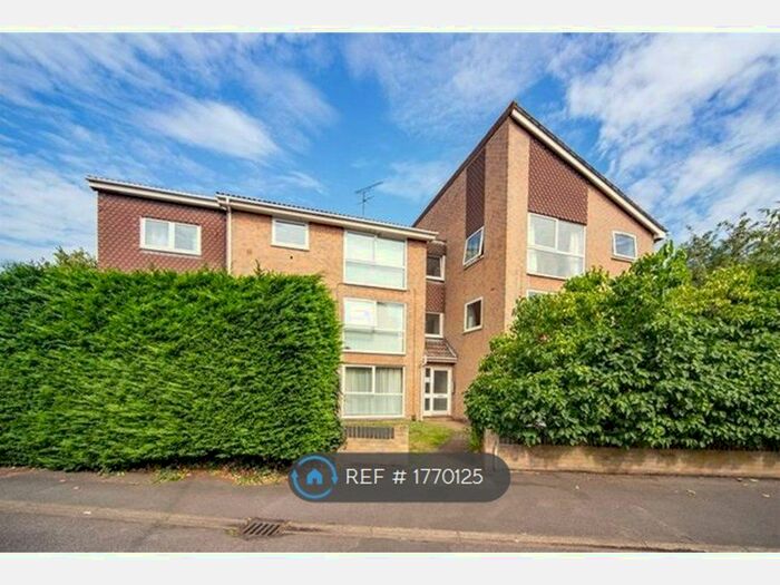 2 Bedroom Flat To Rent In Greenlands Road, Staines-Upon-Thames, TW18