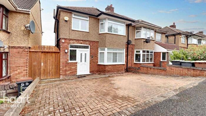 3 Bedroom Semi-Detached House For Sale In Walcot Avenue, Luton, LU2