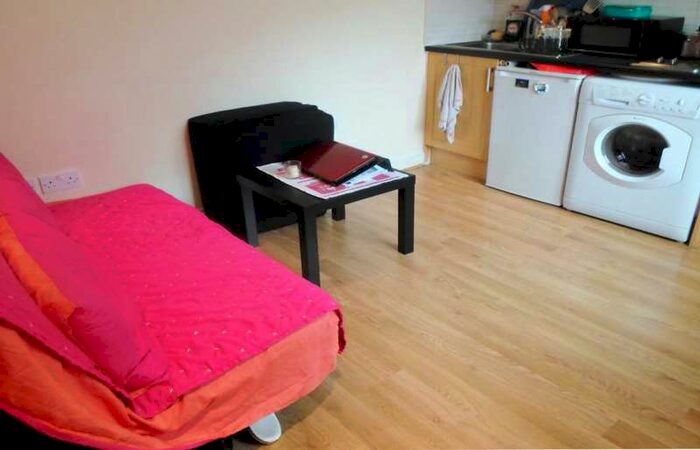 Flat To Rent In Abbey Road, Park Royal, NW10