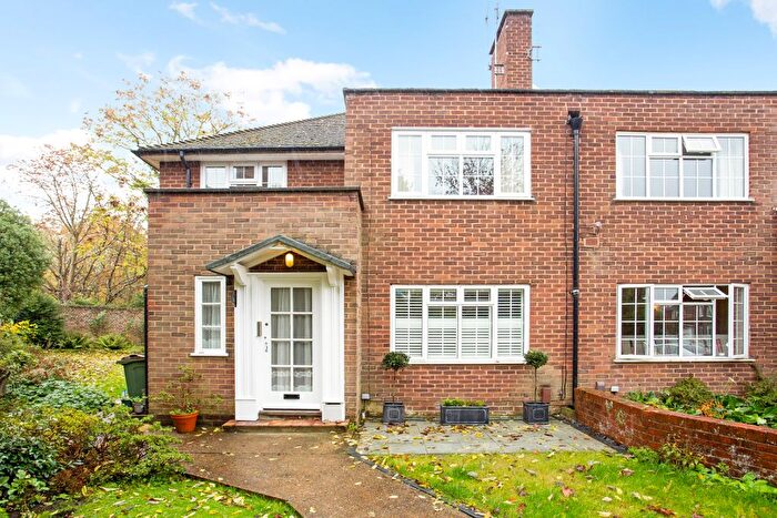 2 Bedroom Flat To Rent In Linden Close, Thames Ditton, Surrey, KT7