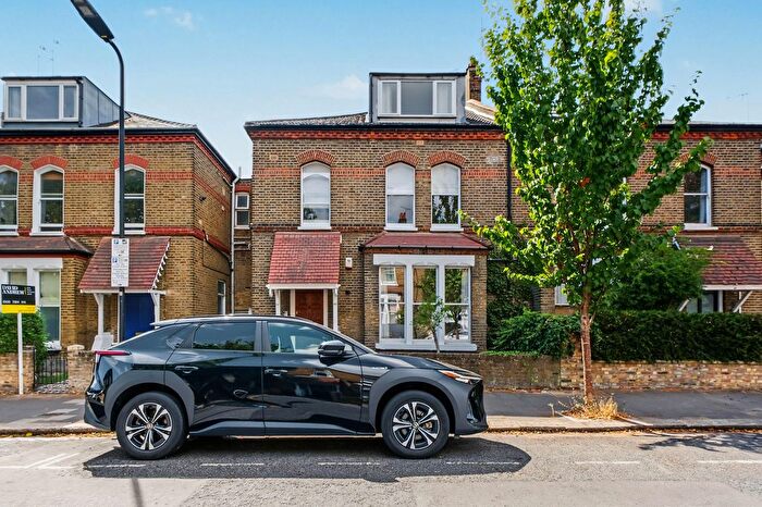 2 Bedroom Flat For Sale In Finsbury Park Road, London, N4
