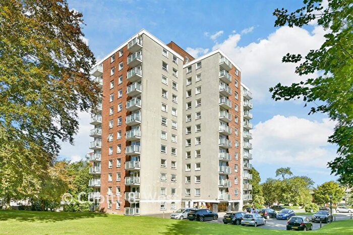 2 Bedroom Flat For Sale In Basinghall Gardens, Sutton, Surrey, SM2