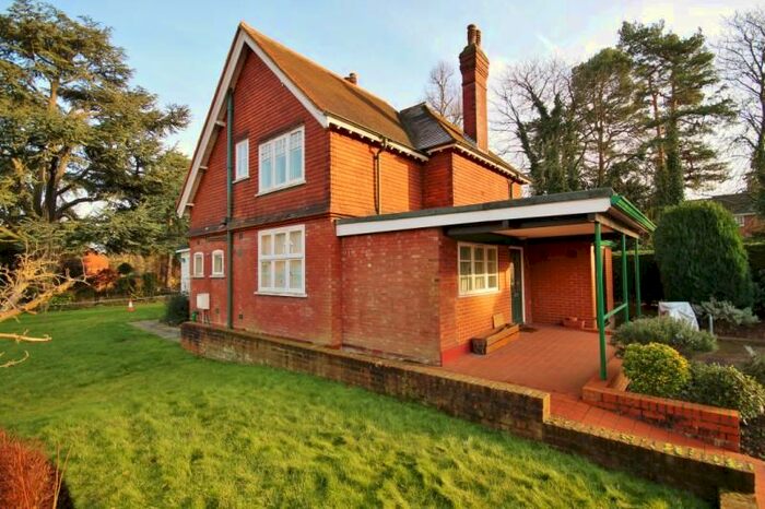 1 Bedroom Flat To Rent In Oriental Road, Woking, Surrey, GU22