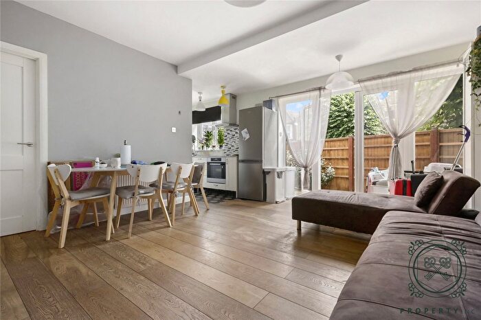 3 Bedroom Flat To Rent In Carlingford Road, London, N15