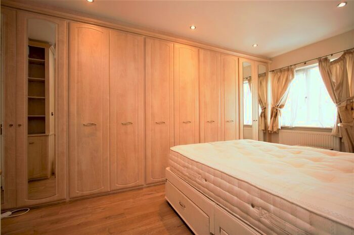 2 Bedroom Flat To Rent In Uppingham Avenue, Stanmore, HA7