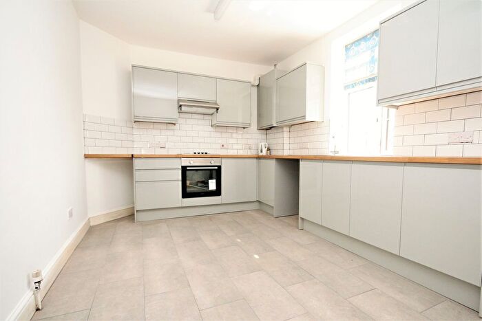 4 Bedroom Flat To Rent In Green Lanes, Palmers Green, N13