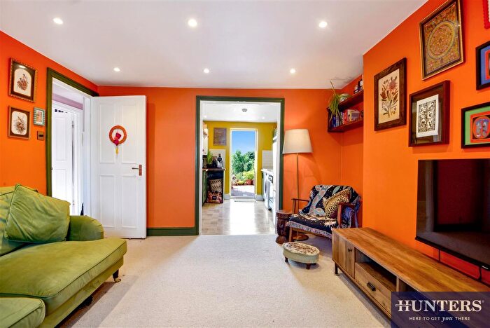 2 Bedroom Flat To Rent In Clissold Crescent, Hackney, N16